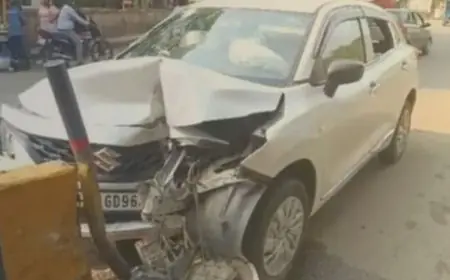 Sakchi Crash: साकची जुबली पार्क गेट के पास डिवाइडर से टकराकर उड़ी कार के परखच्चे, एयरबैग ने बचाई दो जिंदगियां, तेज रफ्तार का कहर