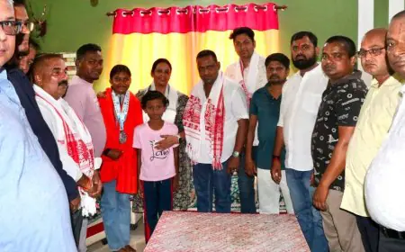 National Kickboxing Championship : नेशनल किक बॉक्सिंग में पदक जीतकर लौटीं 'गोल्डन गर्ल' दिव्या सोय, पूर्व मंत्री बन्ना गुप्ता ने घर पहुँचकर बढ़ाया मान