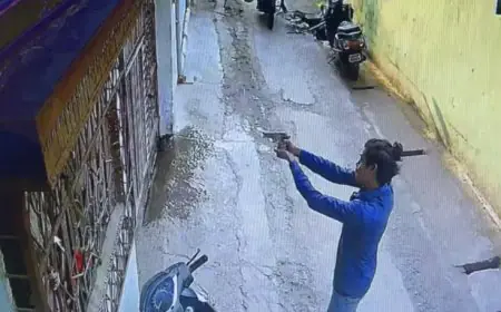 Adityapur Firing: आदित्यपुर के आशियाना में सपन दास के घर पर ताबड़तोड़ फायरिंग, सीसीटीवी में कैद हुए बेखौफ शूटर, खिड़की पर बरसाईं तीन गोलियां