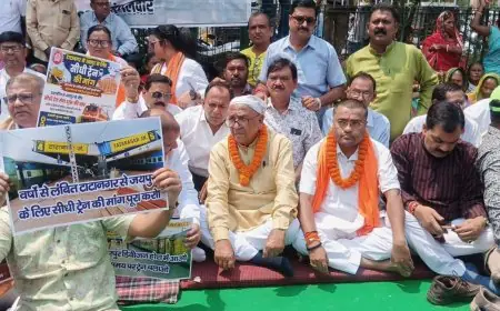 Tatanagar Protest: टाटानगर स्टेशन पर सरयू राय का महाधरना, ट्रेनों की लेटलतीफी पर फूटा जनता का गुस्सा