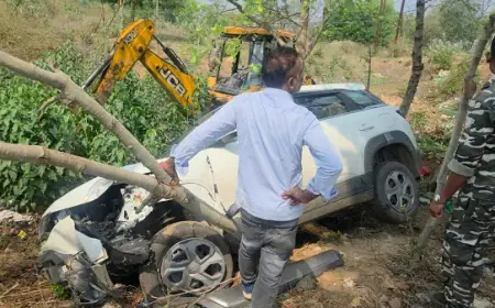 Chakradharpur Accident: चक्रधरपुर लौट रहे फादर की कार पुलिया के नीचे गिरी, मलबे में दबे रहे कुंदन मालूवा, पत्नी की बची जान और अब जमशेदपुर रेफर