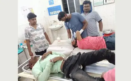 Baharagora Accident: एनएच-49 पर बेकाबू ट्रेलर ने बाइक सवारों को रौंदा, उछलकर सड़क पर गिरे बिक्रम और तारक, ओडिशा के बारीपदा रेफर