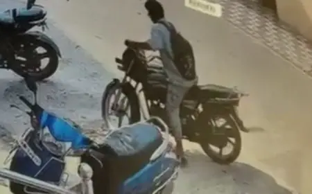 Adityapur Theft: आदित्यपुर के नर्सिंग होम के बाहर से दिनदहाड़े बाइक चोरी, सीसीटीवी में कैद हुई चोर की करतूत