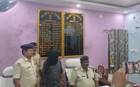 Simdega Liquor Bust: सिमडेगा में 196 बोतल अवैध शराब के साथ फरार आरोपी गिरफ्तार, घर और दुकान में बना रखा था गोदाम