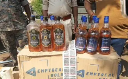 Chaibasa Raid : चाईबासा में खपरैल घर के भीतर चल रही थी शराब की मिनी फैक्ट्री, उत्पाद विभाग ने भारी मात्रा में स्प्रिट और बोतलें की जब्त