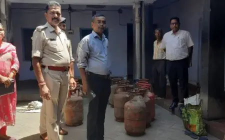 Chaibasa Raid: चाईबासा के मधु बाजार में प्रशासन का बड़ा एक्शन, घरेलू सिलेंडरों की रीफिलिंग और कालाबाजारी का भंडाफोड़