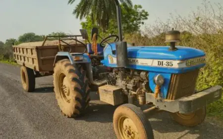 Chakulia Raid: चाकुलिया में अवैध बालू लदा ट्रैक्टर पकड़ाया, पुलिस को देख चालक हुआ फरार, माफियाओं में मचा हड़कंप