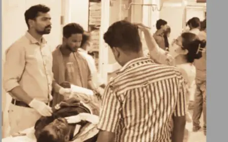 Jamshedpur Scooty Crash: वीडियो बनाते समय अनियंत्रित हुई स्कूटी, युवक बेहोश, अस्पताल में हंगामा