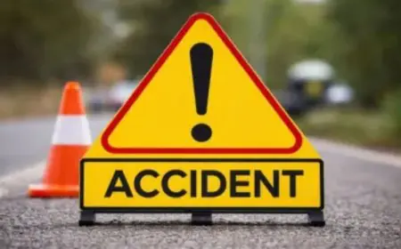 Chandil Crash: एनएच-33 पर खड़ी ट्रेलर से टकराई तेज रफ्तार बाइक, तीन लोग गंभीर घायल