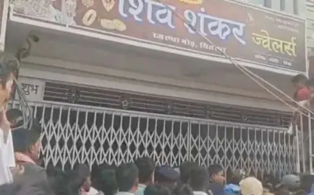 Ramgarh Robbery: रजरप्पा में एक करोड़ के जेवरात लूटे, ग्रामीणों ने दो बदमाशों को पकड़कर पीटा, पिस्टल और बाइक बरामद