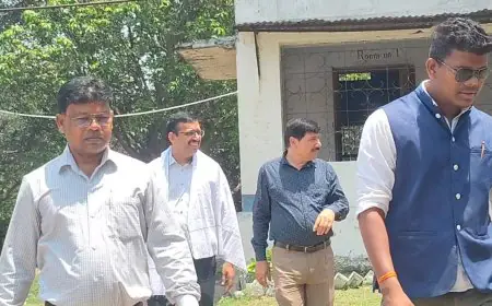 Chaibasa College Survey: जर्जर दीवारें, टूटे बेंच-डेस्क, युवा नेता ने ग्राउंड सर्वे में खोली कॉलेज की पोल