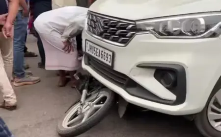 Jamshedpur Learning Crash: सीख रहे ड्राइवर की कार बाइक पर चढ़ी, स्कूल जा रहे पिता घायल