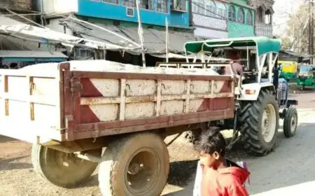 Chakulia Sand Mafia: थाना के सामने से गुजर रहे बालू लदे ट्रैक्टर, प्रशासन अनजान
