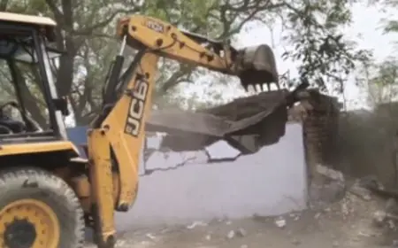 Burma Mines Action: रेलवे का अतिक्रमण हटाओ अभियान, डेढ़ घंटे देरी से सुरक्षा बल पहुंचे, दो गोदाम और एक मकान ध्वस्त