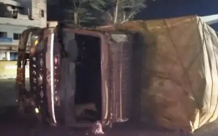 Jamshedpur Overturn: 407 पलटा, चालक ने टोटो बचाने में खोया कंट्रोल, बाल-बाल बचे लोग