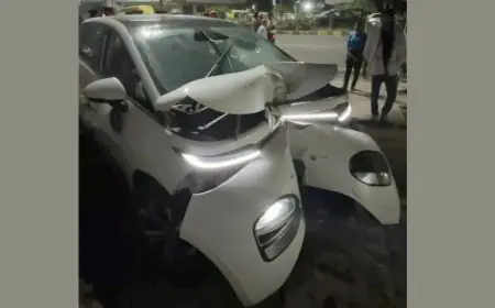 Bistupur Car Crash: तेज रफ्तार कार डिवाइडर तोड़ शोरूम में घुसी, राहगीर को मारी टक्कर, चालक फरार