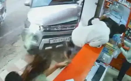 Ranchi Medical Store Crash: एक्सीलेटर को ब्रेक समझा, कार मेडिकल दुकान में घुसी, आधा दर्जन लोग बाल-बाल बचे