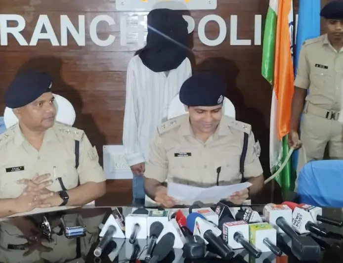 Ranchi Police: रांची में भारी हथियारों के साथ खूंखार अपराधी गिरफ्तार, डेली मार्केट से अरगोड़ा तक पुलिस की स्ट्राइक, 11 केस वाले मास्टरमाइंड का अंत