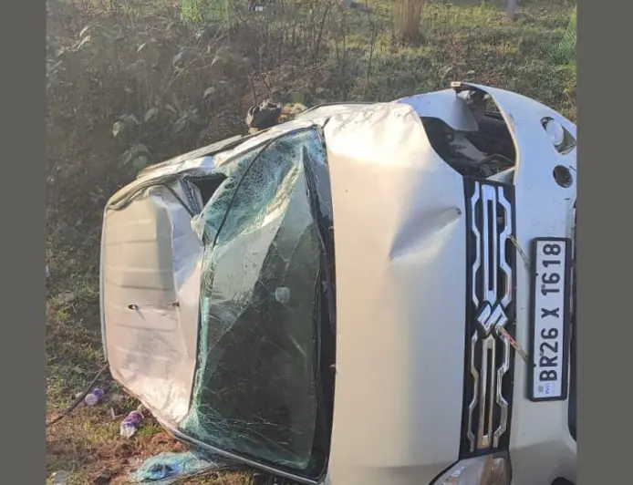 Ramgarh Accident: रजरप्पा मुख्य मार्ग पर अनियंत्रित होकर गड्ढे में गिरी बिहार की कार, बाल-बाल बचे श्रद्धालु, बोतल मोड़ पर मची चीख-पुकार