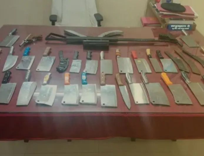 Sonari Strike: सोनारी में रामनवमी जुलूस के बीच चापड़ चमकाने वाले धरे गए, 37 घातक हथियार और गन जब्त