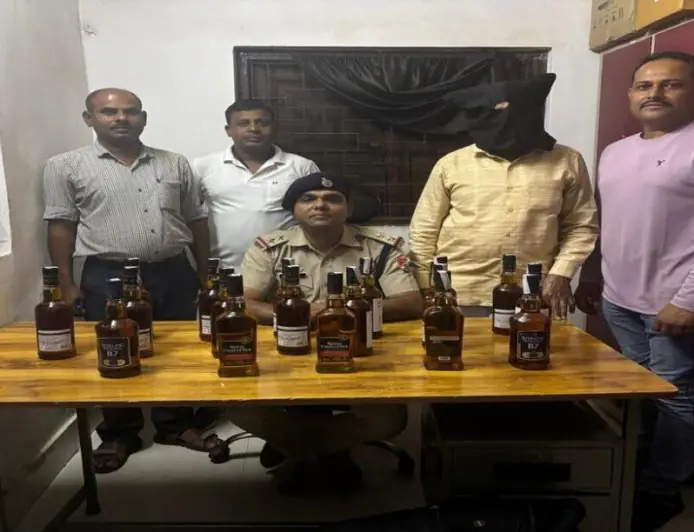 Ranchi Action: रांची रेलवे स्टेशन पर 'ऑपरेशन सतर्क' का धमाका, पटना के 72 वर्षीय बुजुर्ग के बैग से निकलीं शराब की बोतलें