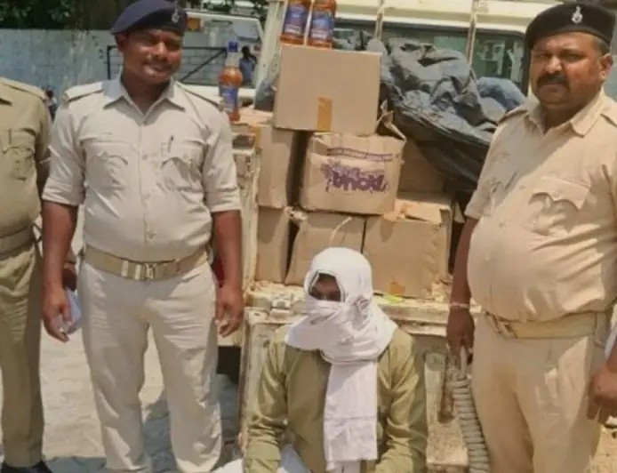 Ulidih Strike: डिमना रोड पर ऑटो से विदेशी शराब का जखीरा बरामद, कुख्यात नीरज गुप्ता का नेटवर्क उजागर, चालक गिरफ्तार