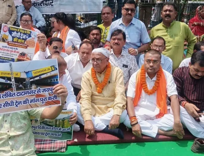 Tatanagar Protest: टाटानगर स्टेशन पर सरयू राय का महाधरना, ट्रेनों की लेटलतीफी पर फूटा जनता का गुस्सा