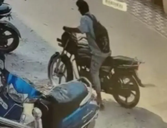 Adityapur Theft: आदित्यपुर के नर्सिंग होम के बाहर से दिनदहाड़े बाइक चोरी, सीसीटीवी में कैद हुई चोर की करतूत
