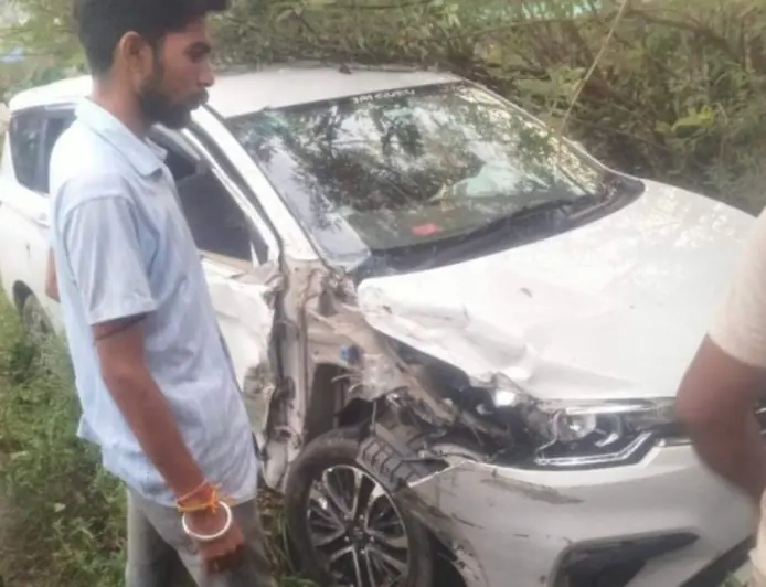 Bodam Accident: बोड़ाम में अनियंत्रित कार और ट्रक के बीच सीधी टक्कर, सड़क किनारे जा घुसे दोनों वाहन