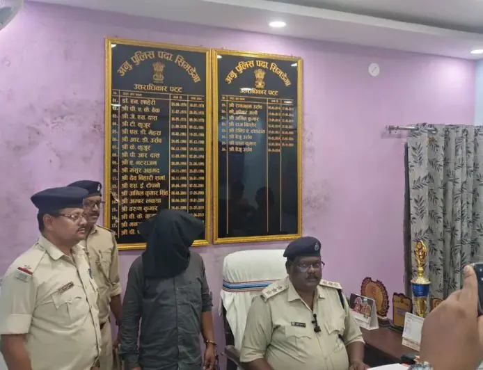 Simdega Liquor Bust: सिमडेगा में 196 बोतल अवैध शराब के साथ फरार आरोपी गिरफ्तार, घर और दुकान में बना रखा था गोदाम