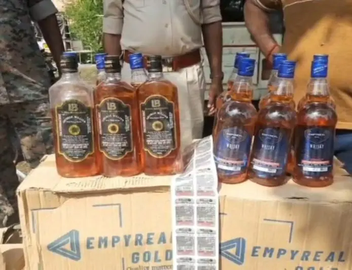 Chaibasa Raid : चाईबासा में खपरैल घर के भीतर चल रही थी शराब की मिनी फैक्ट्री, उत्पाद विभाग ने भारी मात्रा में स्प्रिट और बोतलें की जब्त