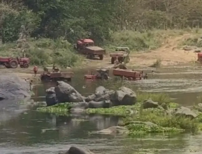 Jamshedpur Sand Mining: जमशेदपुर की नदियों का सीना चीर रहे तस्कर, एमजीएम के कुसतुलिया में दिन-रात अवैध खनन