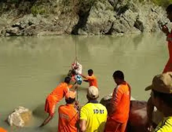 Vrindavan Tragedy: यमुना में समाई खुशियां, वृंदावन में श्रद्धालुओं से भरी मोटर बोट पलटी, पंजाब के 10 लोगों की मौत, मांट के पैंटून पुल से टकराई नाव