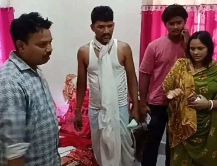 Bagbera Burglary: छत काटकर 15 लाख की डकैती, बागबेड़ा में श्राद्ध कर्म के लिए रखे पैसे और जेवर ले उड़े चोर, सोफे-पलंग तक को उखाड़कर की तलाश