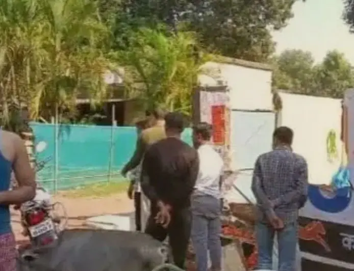 Agrico Accident: एग्रीको में अनियंत्रित कार का तांडव, टीस्को क्वार्टर की चहारदीवारी तोड़ भीतर घुसी गाड़ी, बाल-बाल बची कई जानें