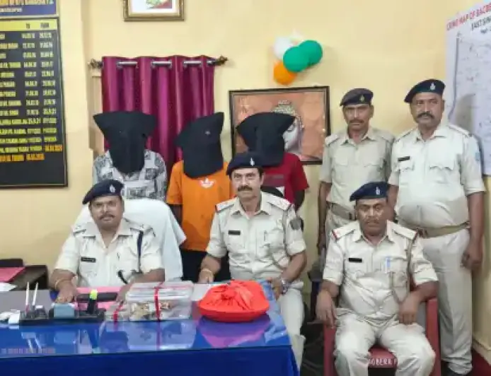 Bagbera Theft : बागबेड़ा में 'एस्बेस्टस गैंग' का भंडाफोड़, यश सरदार समेत 3 शातिर गिरफ्तार, गहने और बर्तन बरामद
