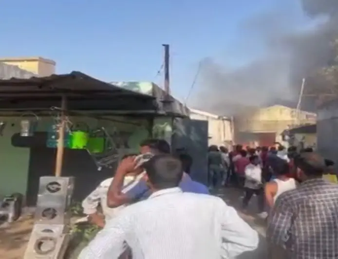 Sundernagar Fire : सुंदरनगर के बिस्कुट गोदाम में भयंकर अगलगी, धू-धू कर जला लाखों का माल, इलाके में मची भारी अफरा-तफरी