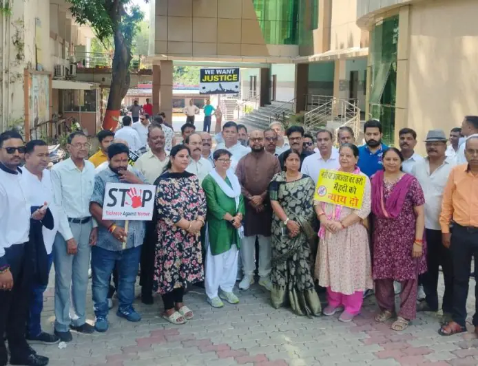 Jamshedpur Protest: सोनारी की बेटी मेहंदी पर फेंकी गरम चाय, TMH में जिंदगी की जंग, शम्भू सिंह के नेतृत्व में SP ऑफिस पर भारी गर्जना