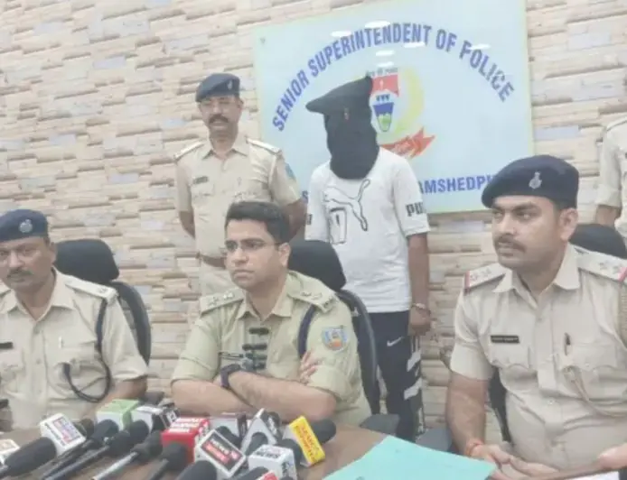 Jugsalai Action: जुगसलाई में हुंडई वरना से अवैध पिस्टल और जिंदा कारतूस बरामद, गरीब नवाज कॉलोनी का शहजादा गिरफ्तार