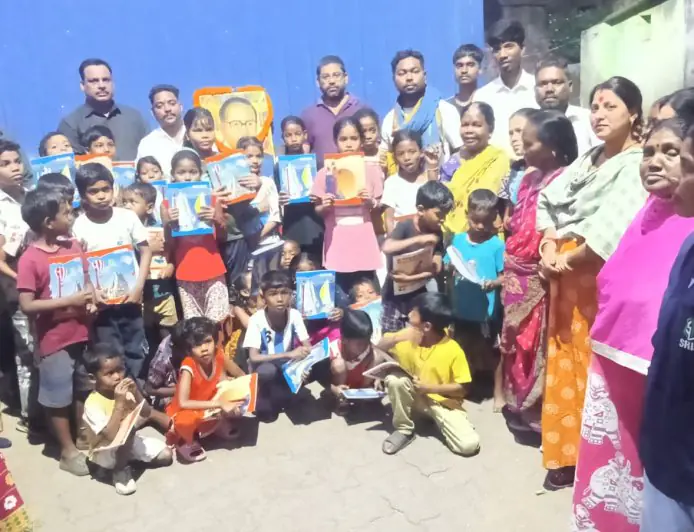 Burmamines Tribute: बर्मामाइंस में जेडीयू ने बच्चों को बांटी खुशियां, मुखी बस्ती में गूंजा बाबा साहेब का अमर संदेश, सामाजिक एकता का लिया संकल्प