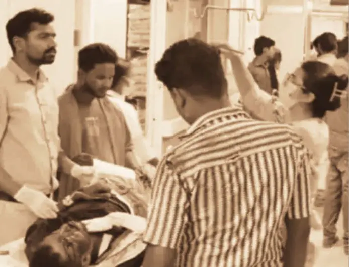 Jamshedpur Scooty Crash: वीडियो बनाते समय अनियंत्रित हुई स्कूटी, युवक बेहोश, अस्पताल में हंगामा