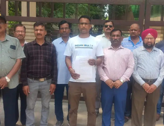 Jamshedpur Fury: सैनिक के साथ पुलिस की बर्बरता के खिलाफ पूर्व सैनिकों का उग्र प्रदर्शन, कठोर कार्रवाई की मांग