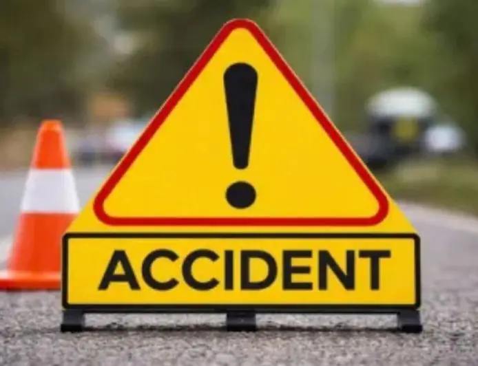 Chandil Crash: एनएच-33 पर खड़ी ट्रेलर से टकराई तेज रफ्तार बाइक, तीन लोग गंभीर घायल