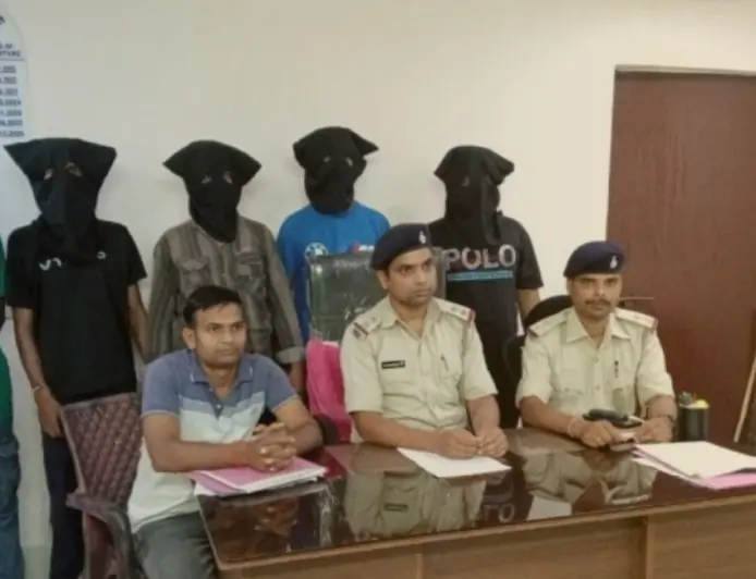 Jamshedpur Crackdown: चापड़ से युवक पर किया हमला, पांच आरोपी गिरफ्तार, भेजा गया जेल