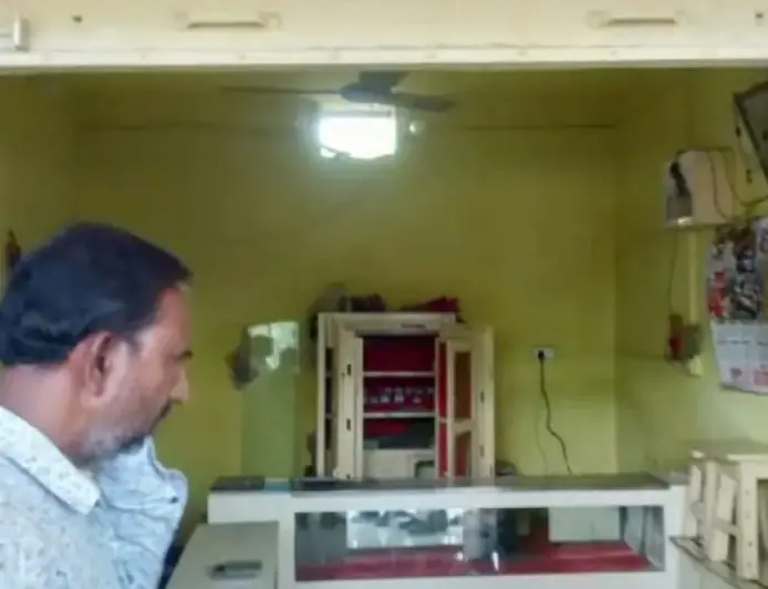 Jamtara Heist: सुभाष चौक पर शुभम ज्वेलर्स में बेखौफ चोरों का बड़ा अंदेशा, 12 लाख के जेवरात पर डाला हाथ