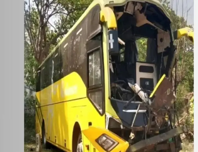 Ranchi Highway Tragedy: तैमारा घाटी में बस ने ट्रक को पीछे से मारी टक्कर, खलासी की मौत, ड्राइवर गंभीर