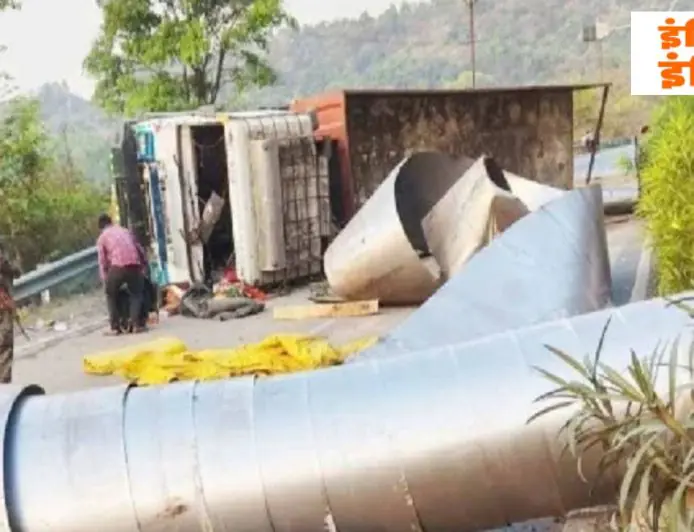 Ramgarh Truck Rollover: चुटूपालू घाटी में मेटल शीट से लदा ट्रक पलटा, फोरलेन पर घंटों जाम
