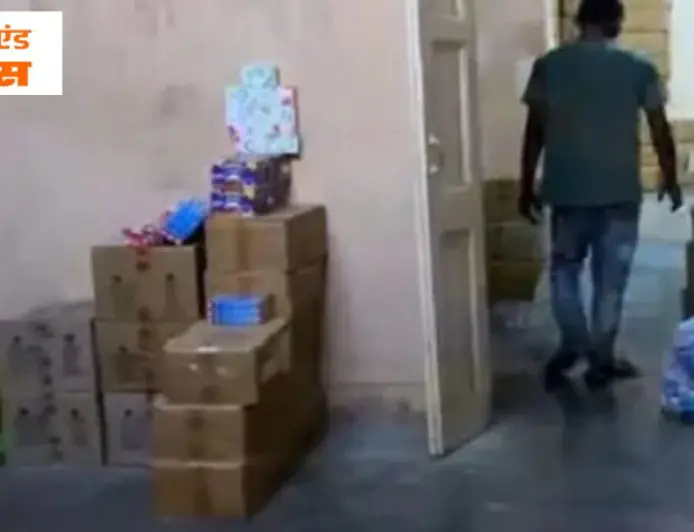 Jamshedpur Raid: रिफ्यूजी कॉलोनी में बॉम्बे हाईकोर्ट के आदेश पर छापा, नेपाली कंपनी के नाम पर बिक रहे थे नकली सामान