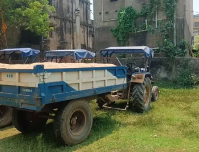 Baharagora Sand Raid: सुवर्णरेखा घाट पर अवैध उत्खनन, दो ट्रैक्टर जब्त, माफियाओं में हड़कंप