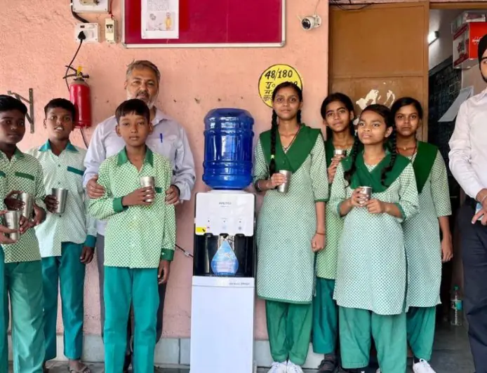 Jamshedpur School Cooler: भीषण गर्मी के बीच कालीमाटी स्कूल को मिला वाटर कूलर, छात्रों को ठंडे पानी की सुविधा